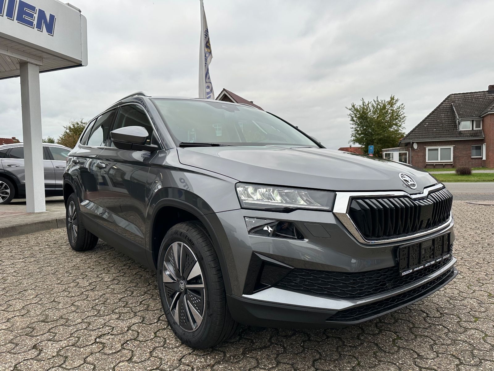 Fahrzeugabbildung SKODA Karoq 1.5 TSI Selection DSG AHK/Navi/ACC/LED/SHZ