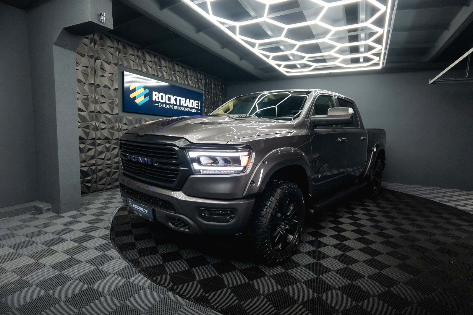 Fahrzeugabbildung Dodge RAM 5.7 V8 HEMI 4x4 OFFROAD Night-Paket *LED*