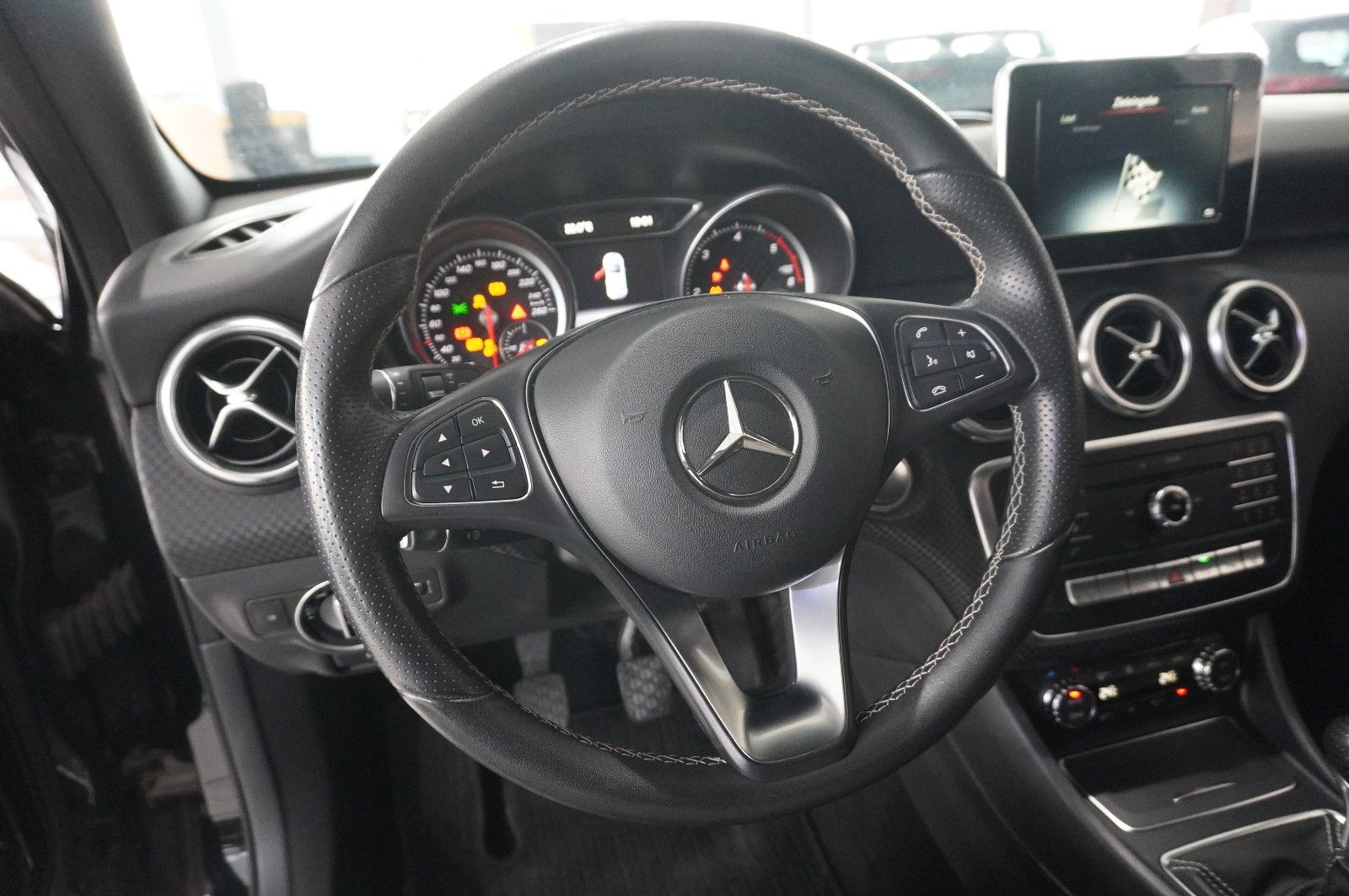 Fahrzeugabbildung Mercedes-Benz A 180D CDI URBAN NAVI/SHZ/PDC/TEMP./SPORT/USB