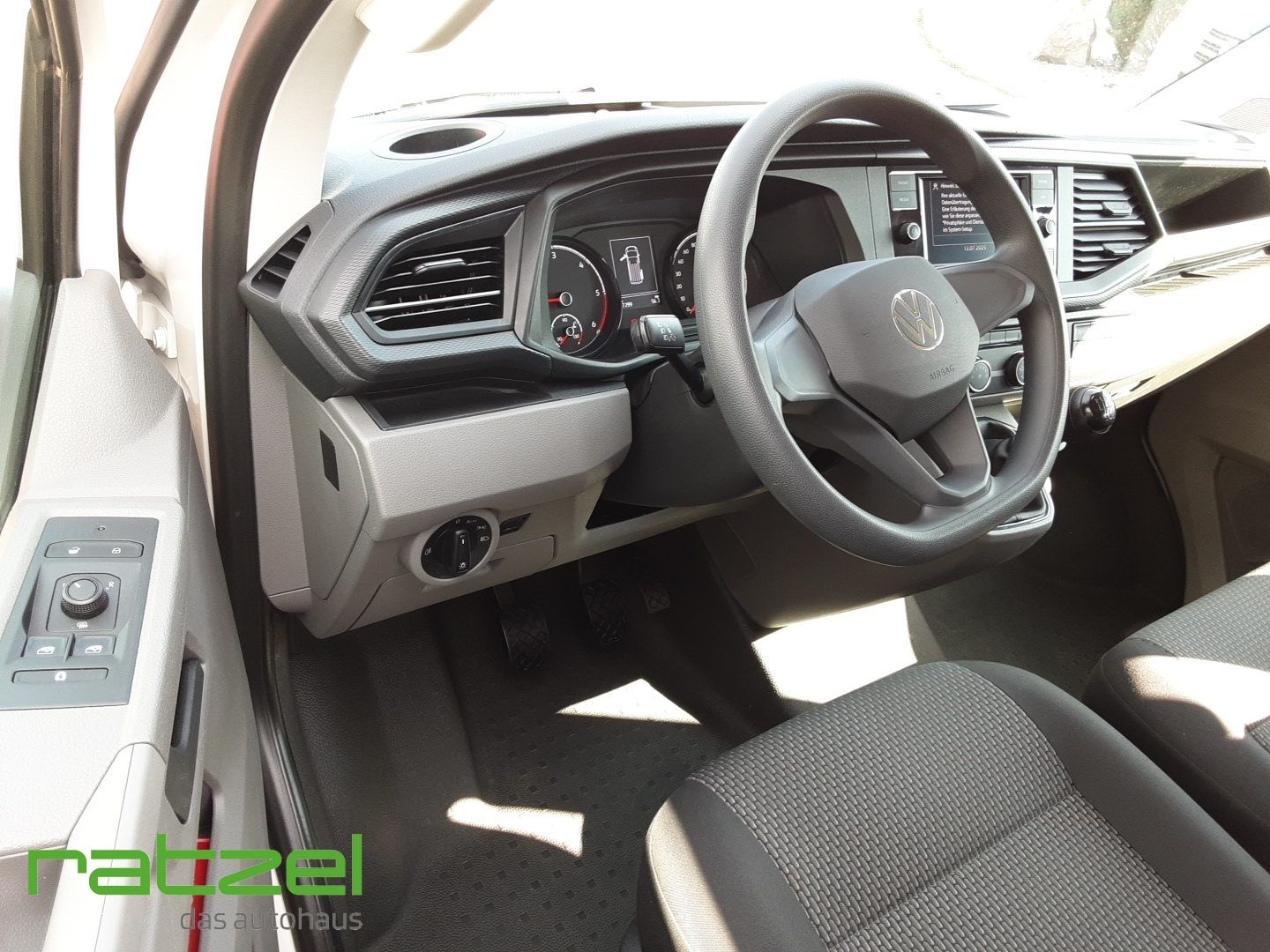 Fahrzeugabbildung Volkswagen T6.1 Kombi KR 2.0 TDI 9-Sitzer Anhängerkupplung