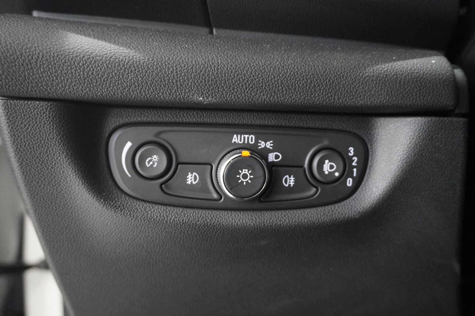 Fahrzeugabbildung Opel Insignia B ST 2.0D BUSINESS NAVI/LED/KAMERA/AHK
