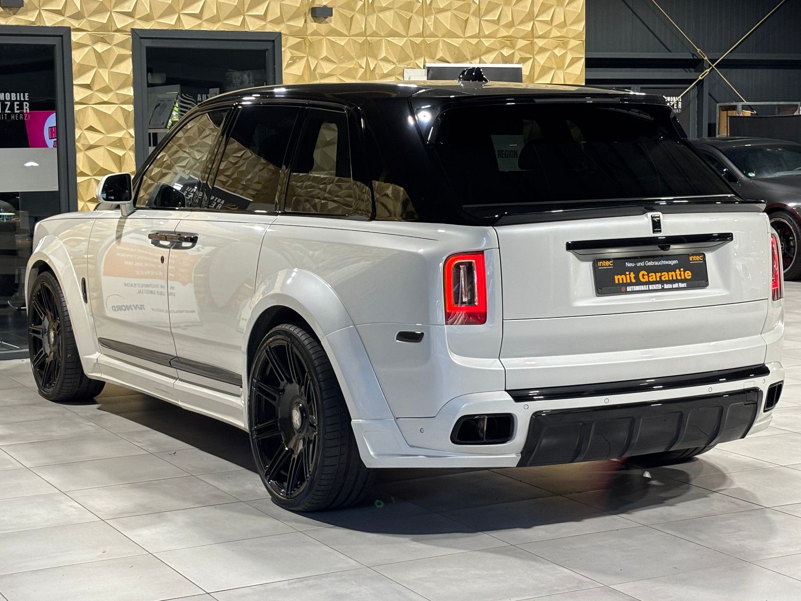 Fahrzeugabbildung Rolls-Royce Cullinan/NOVITEC/WIDEBODY/24''/FOND-TV/STERNEHIM