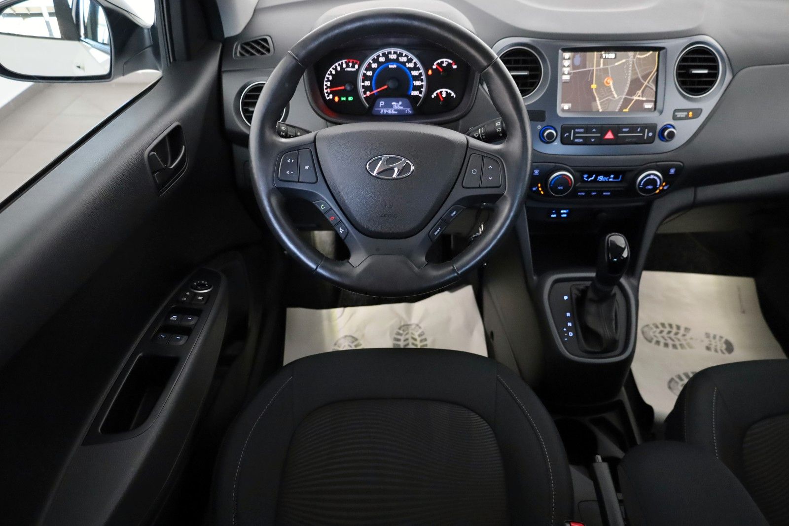Fahrzeugabbildung Hyundai i10 YES! Plus,Autom.,Navi,SH, PDC, 8fach bereift