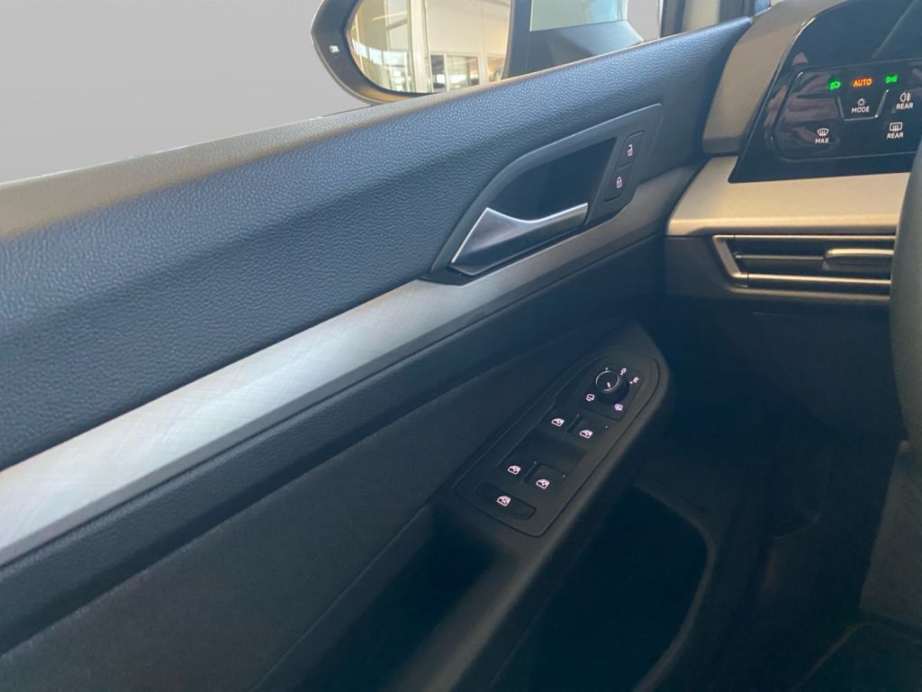 Fahrzeugabbildung Volkswagen Golf Variant 1.5TSI Life AHZV 5 Jahre NWGarantie