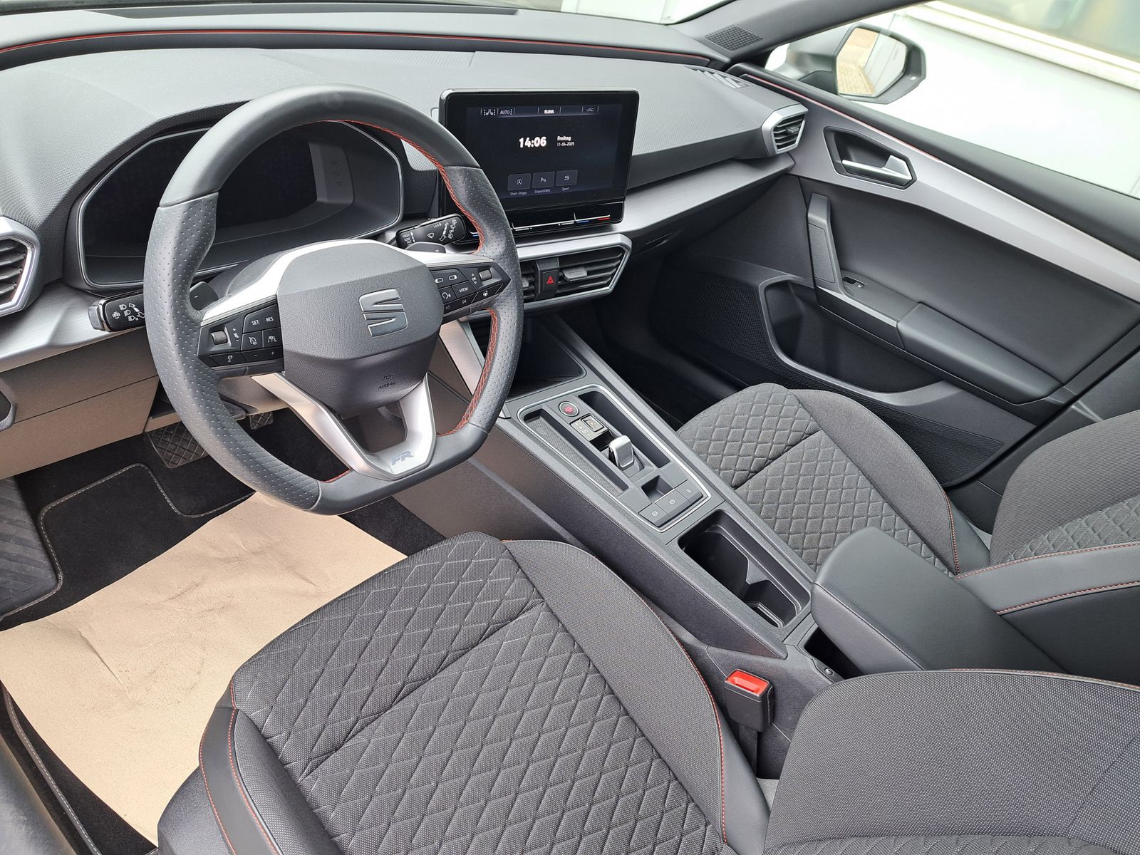 Fahrzeugabbildung SEAT Leon 1.5 eTSI FR DSG AHK LED KAMERA PARK-ASSIST