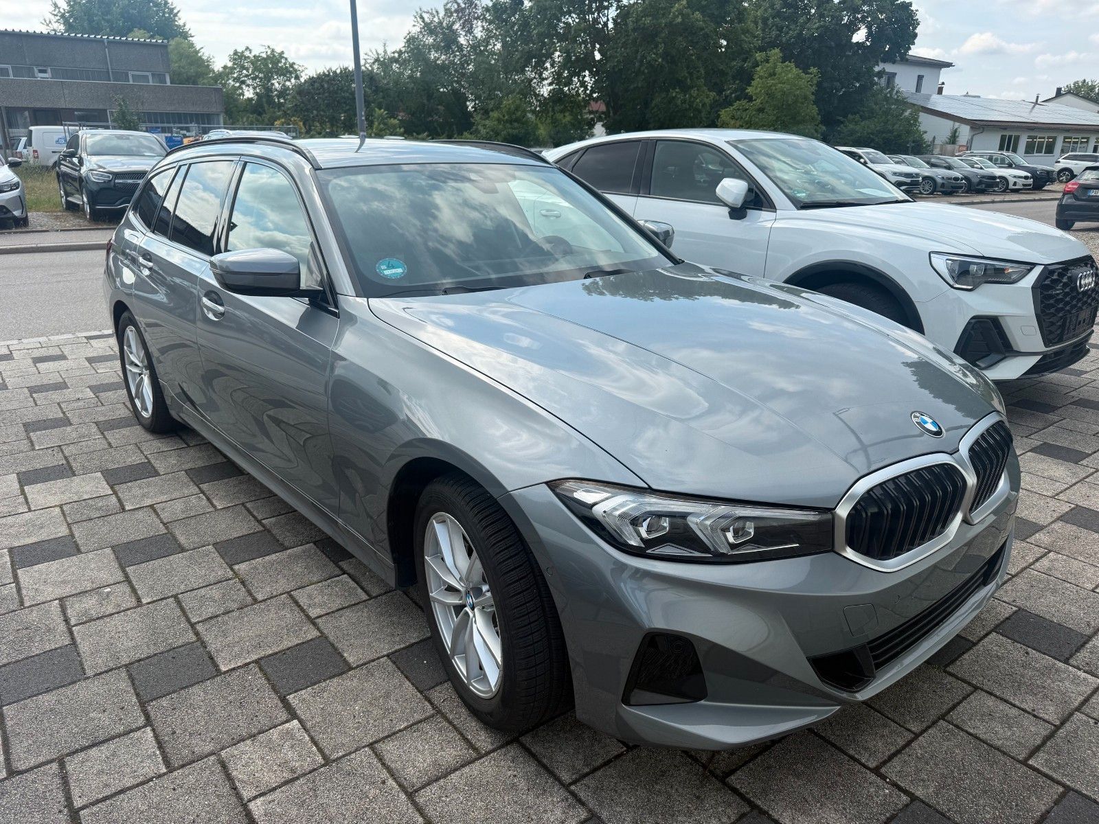 BMW 318d Touring Auto LED Navi ParkAssist SitzHzg
