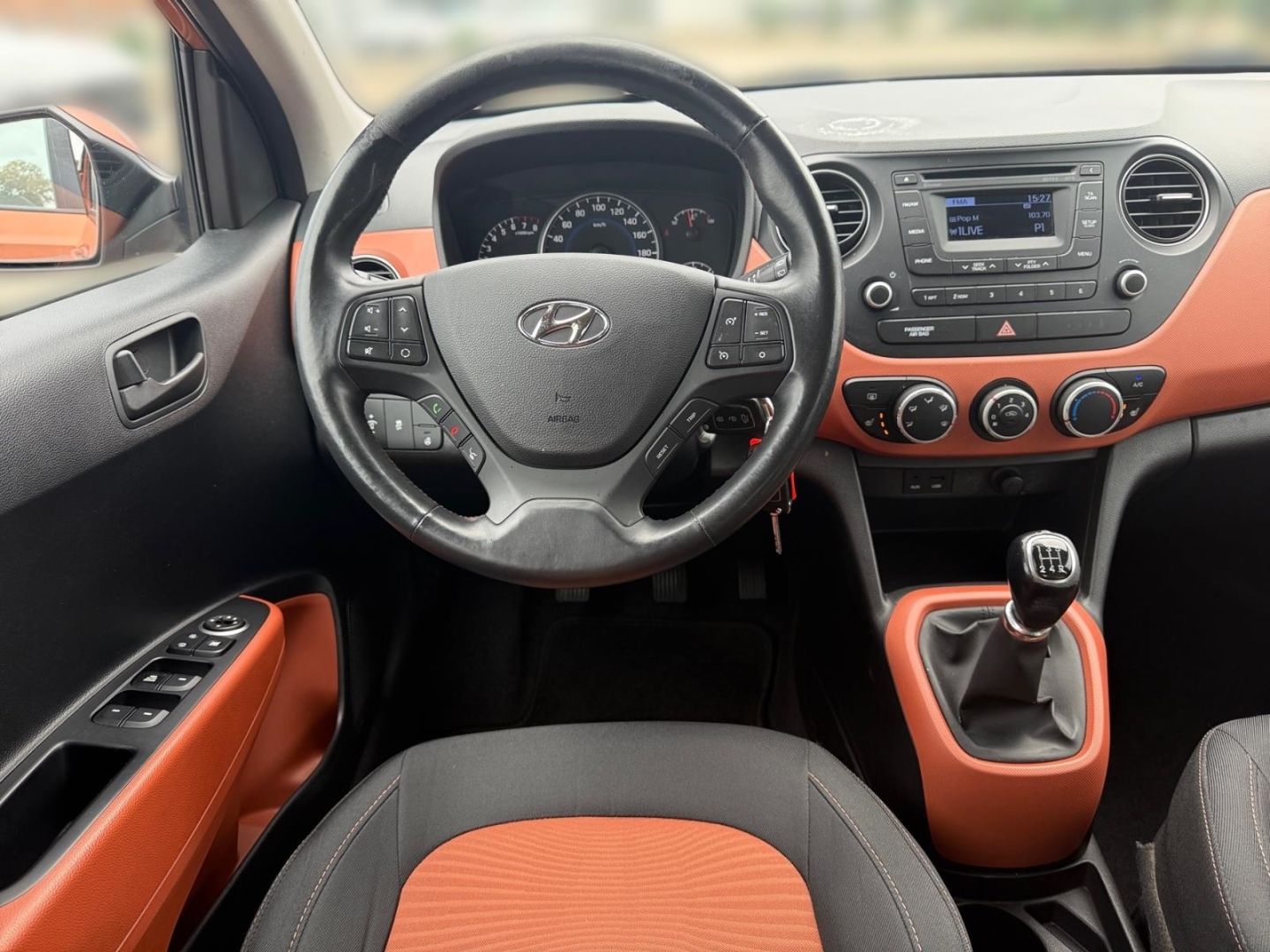 Fahrzeugabbildung Hyundai i10 1.0 FIFA WORLD CUP ALLWETTER+KLIMA+SHZ