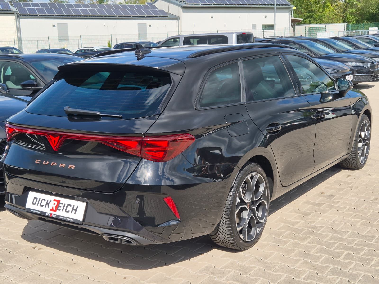 Fahrzeugabbildung CUPRA Leon 1.5 eTSI DSG PANO*AHK*DYNAMICA*EDGE*18" 5JG