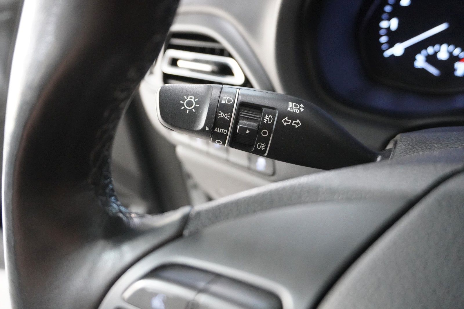 Fahrzeugabbildung Hyundai i30 LIM. 1.5 T-GDI 48V NAVI/LED/SPORT/KAMERA/DAB