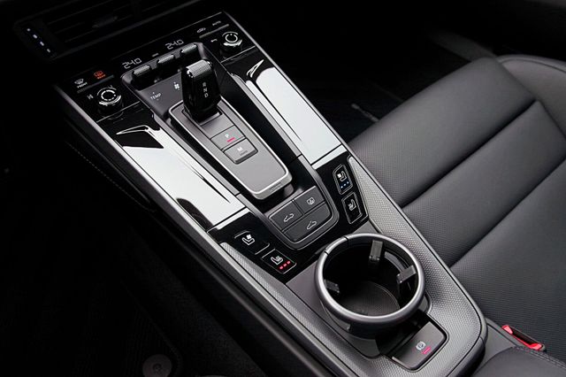 Porsche 992.2 4S*Schiebdach,Chrono,Sitzlüftung,BOSE,360°