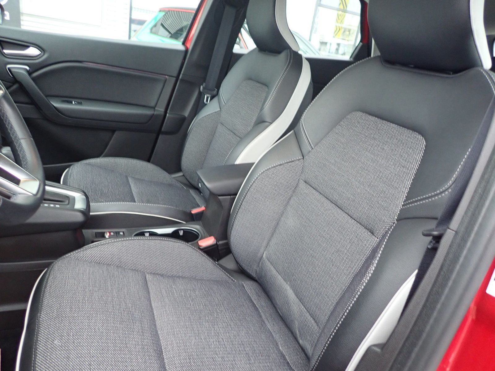 Fahrzeugabbildung Renault Captur Intens TCe 140 EDC