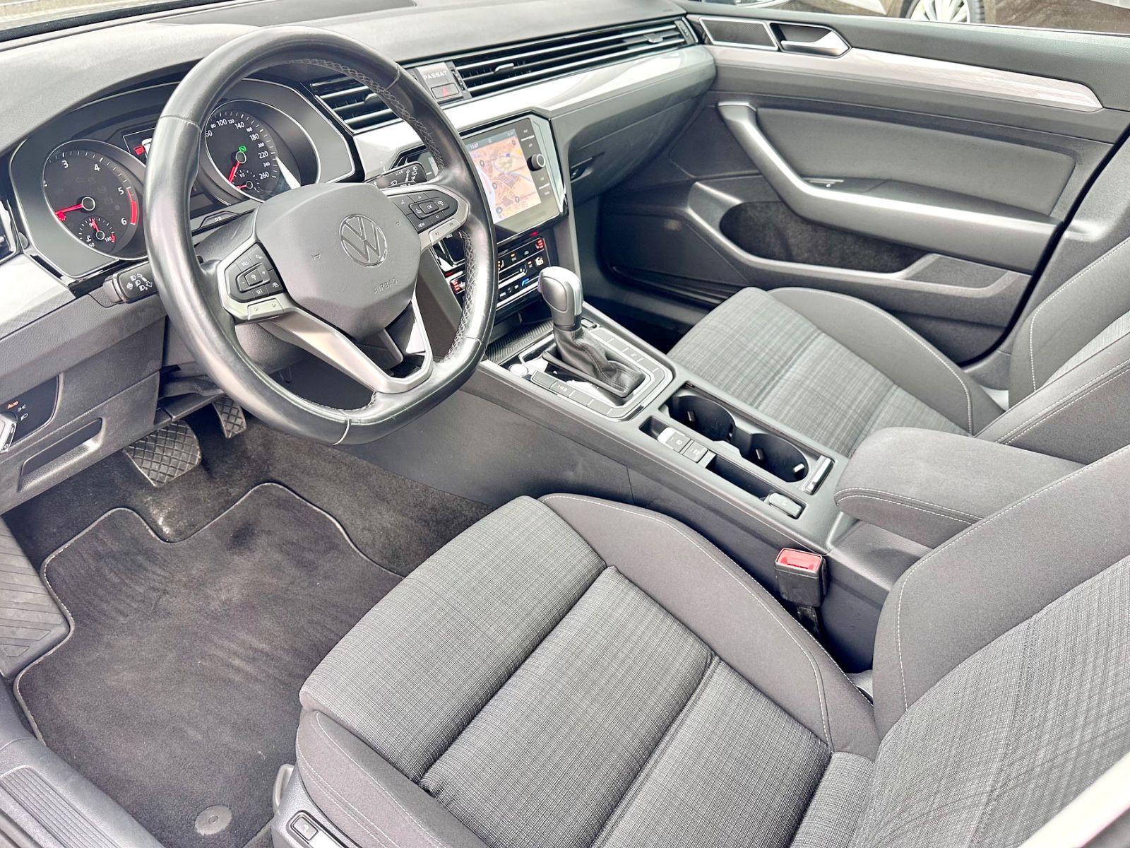 Fahrzeugabbildung Volkswagen PASSAT VARIANT BUSINESS*AUTOM.+NAVI+1.HAND*
