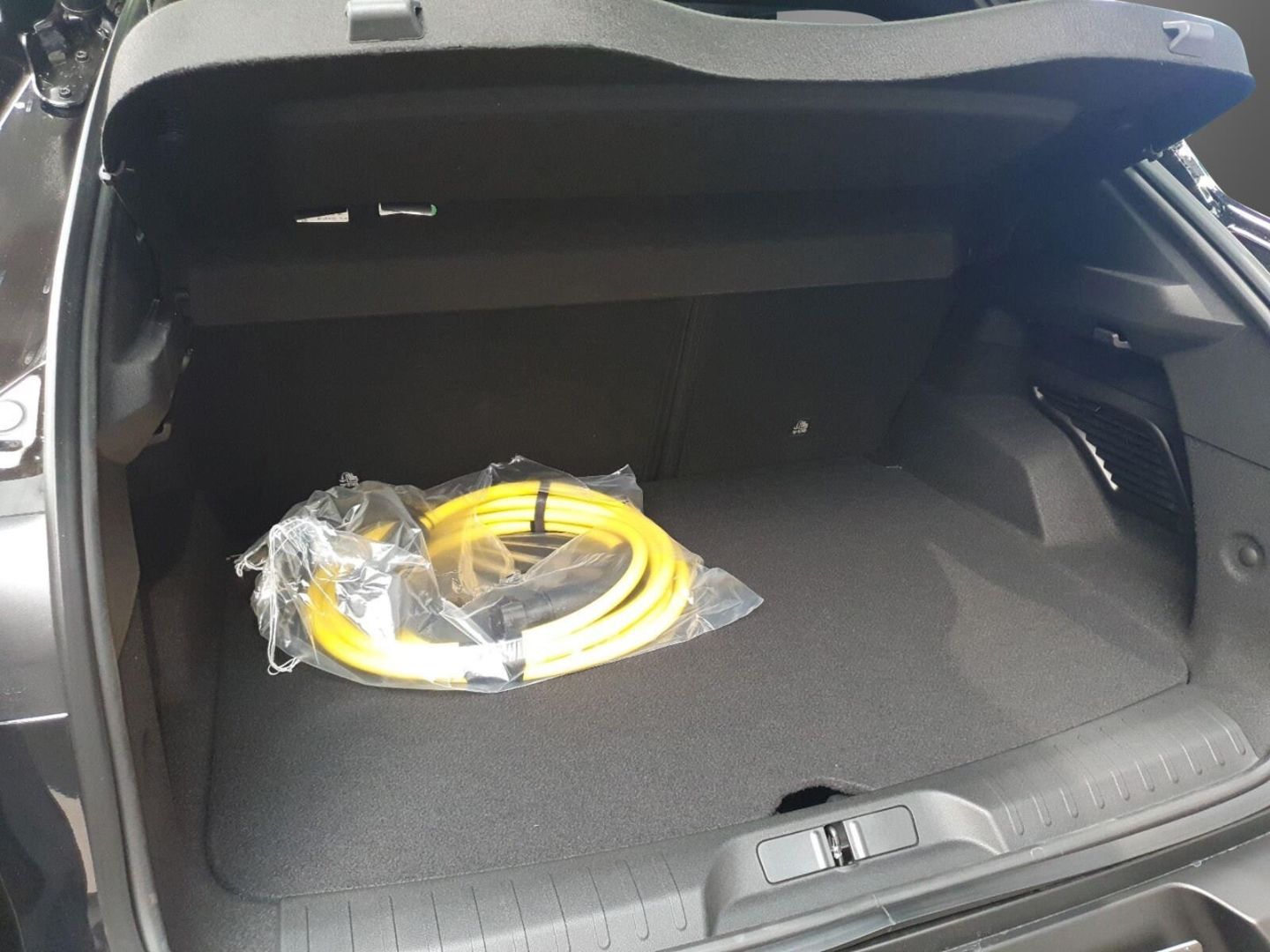 Fahrzeugabbildung Alfa Romeo Junior Elettrica VELOCE  280 PS voll Top Deal