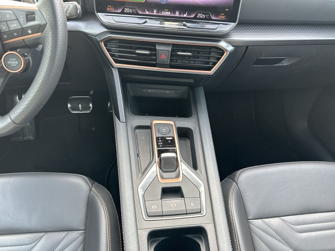 Fahrzeugabbildung CUPRA Leon ST VZ 2.0 TSI 333 PS 4Drive Akebono Pano - mit KI generiert/bearbeitet