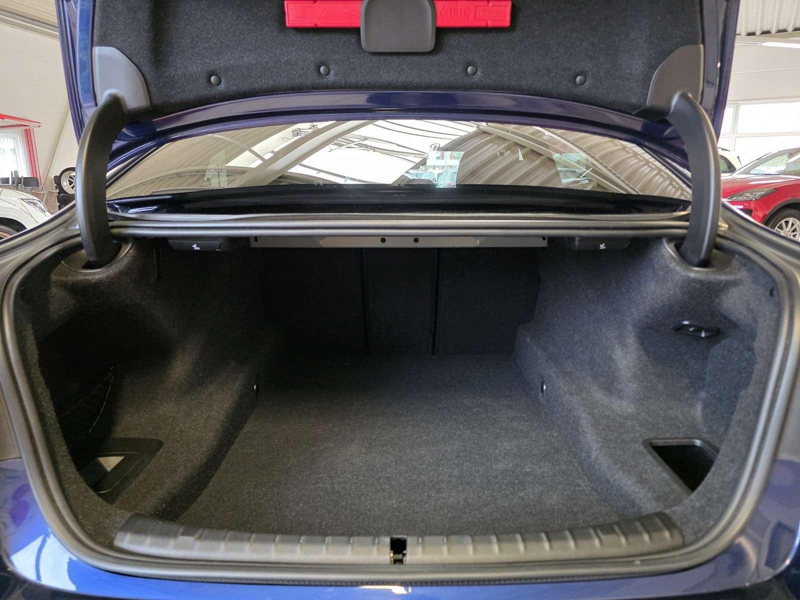 Fahrzeugabbildung BMW 530i xDrive M Sport/Shadow/StandHz/Virtual/36...