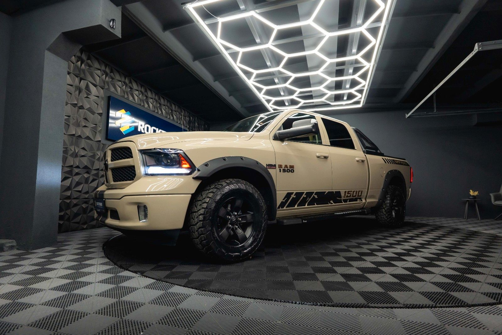 Fahrzeugabbildung Dodge RAM 5.7 V8 HEMI 4x4 Offroad Night LONGBED *LPG*