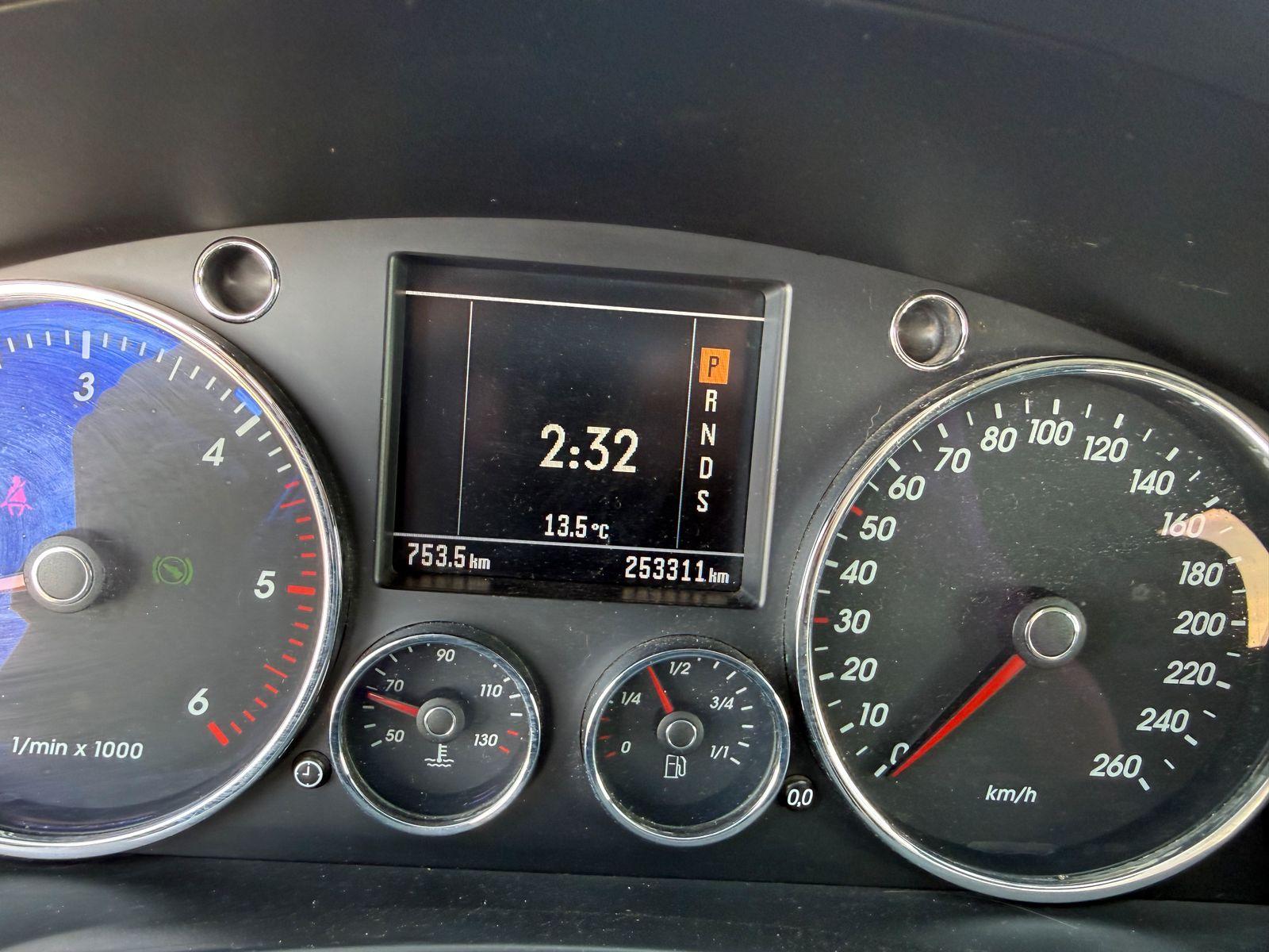 Volkswagen Touareg 2004 — photo 11