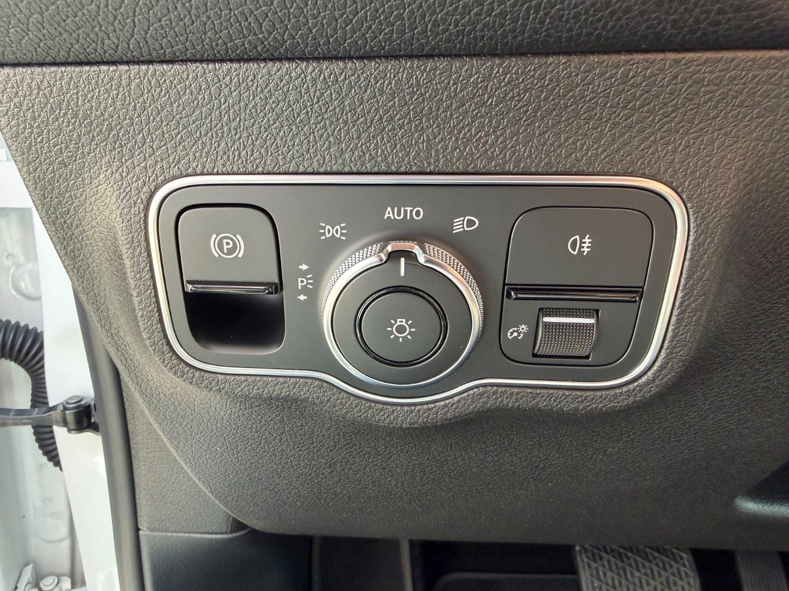 Fahrzeugabbildung Mercedes-Benz GLB 200d 4M 7Sitzer+StandH+Pano+Distr+AHK+360+
