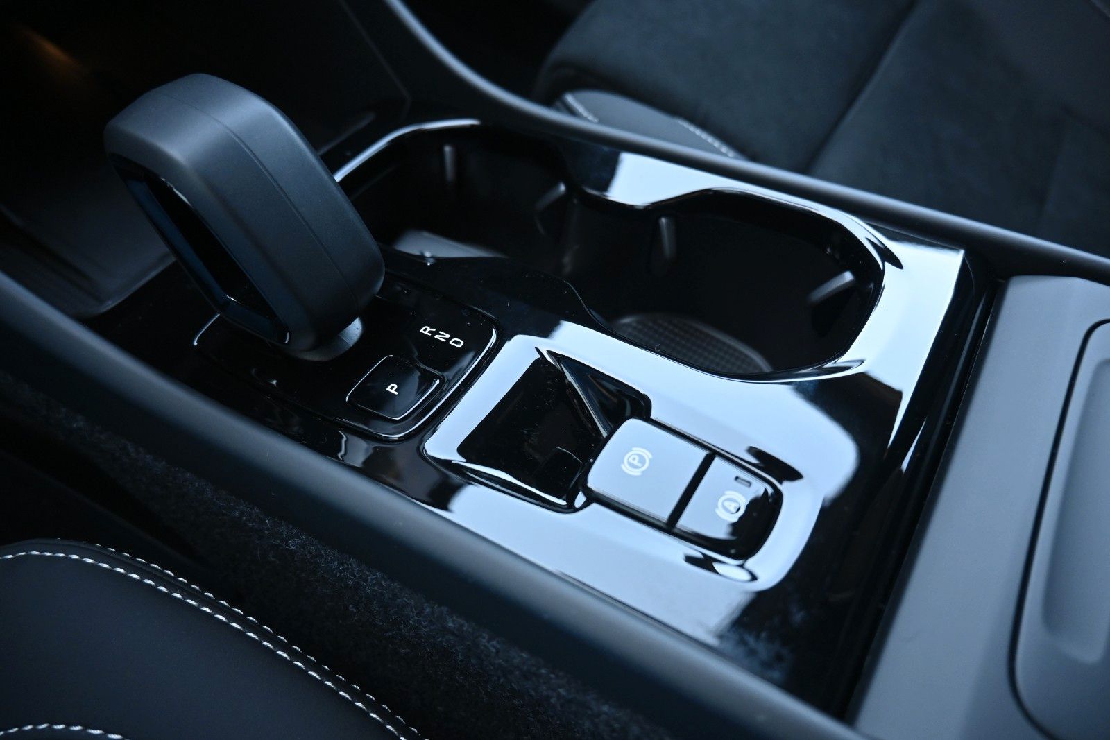 Fahrzeugabbildung Volvo XC40 B4 DKG Plus Black Edition*FSHZG*360°*ACC