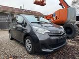 Toyota Verso-S Life - graue Toyota Verso-S