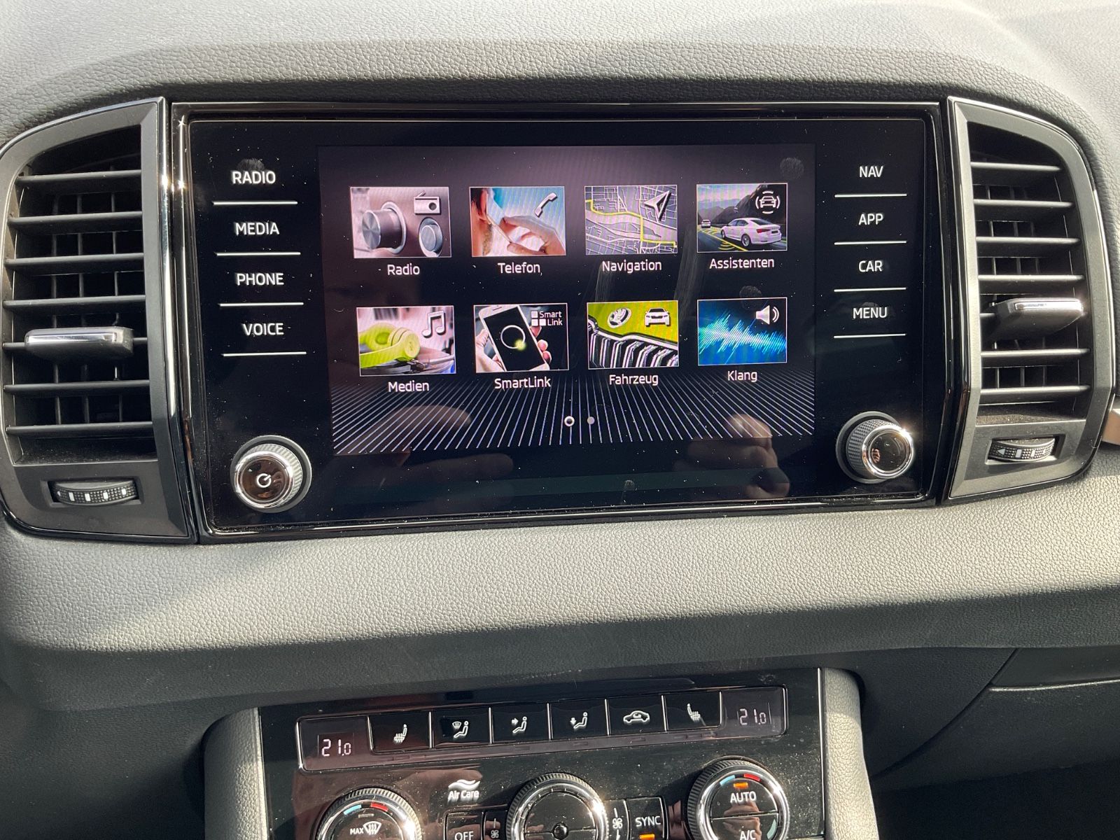 Fahrzeugabbildung SKODA Karoq 1.5l TSI DSG ACC,Kamera,Navi,LED,ACC