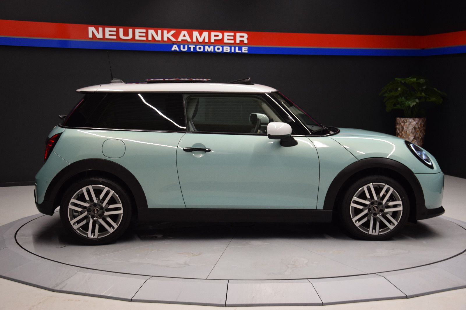 Fahrzeugabbildung MINI Cooper C Classic Trim Paket-M Pano HuD Kamera