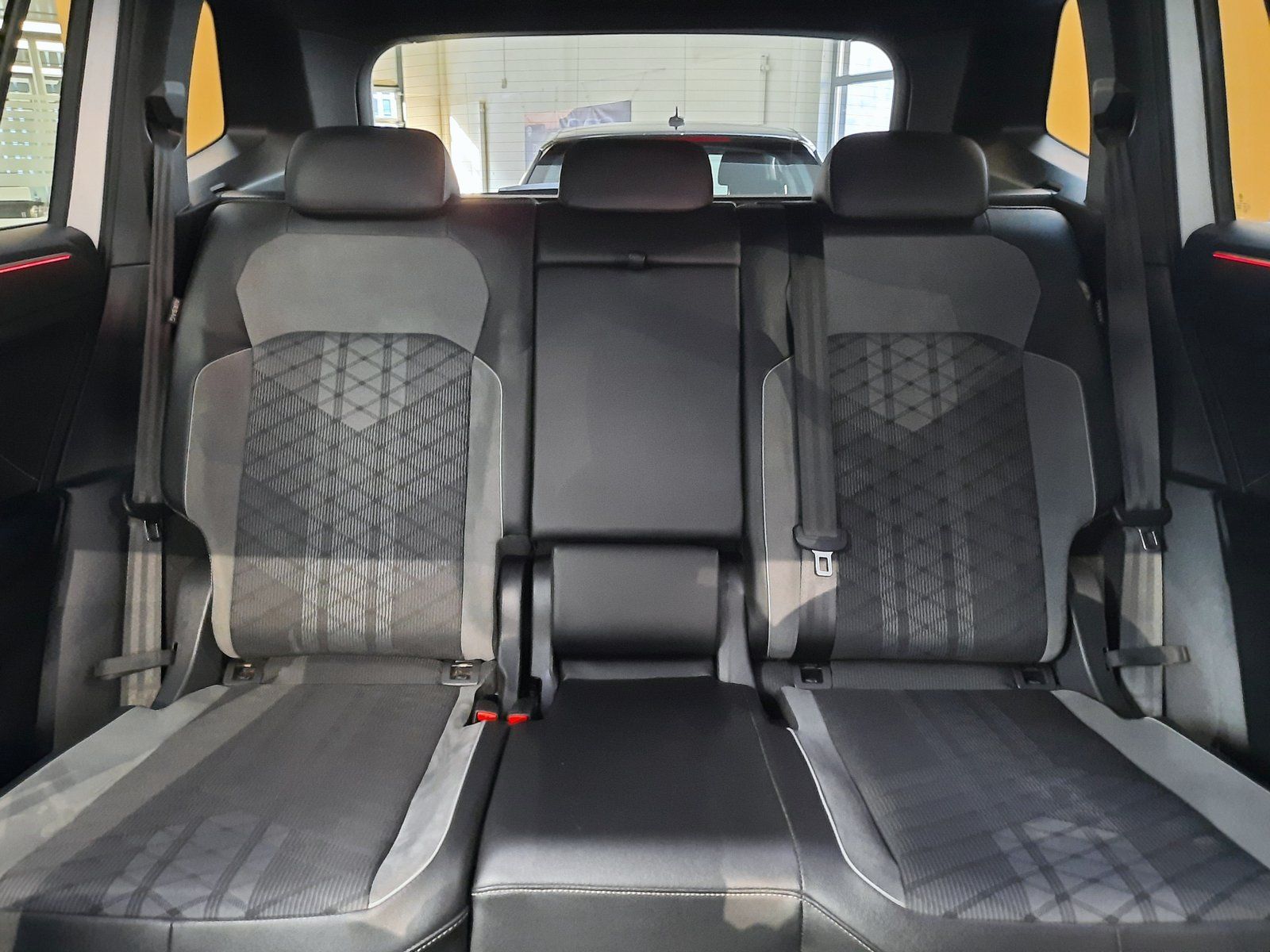 Fahrzeugabbildung Volkswagen Tiguan Allspace R-Line TDI 4M *Standhzg*Panodach