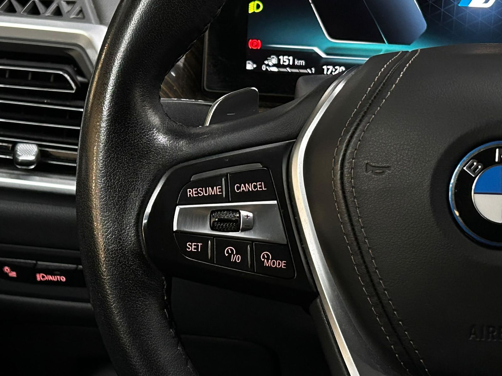 Fahrzeugabbildung BMW X5 50 e xDr PANO+MEMO+LUFT+LED+HEAD+H&K+AHK+360+