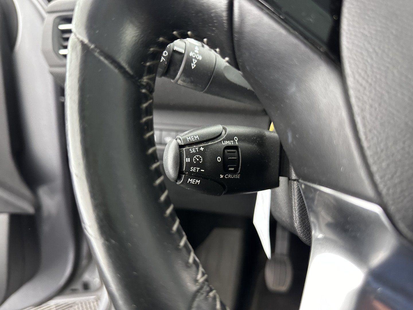Peugeot 308 2015 — photo 21
