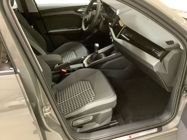 A1 Sportback S line 25 TFSI 70(95) kW(PS) Schalt
