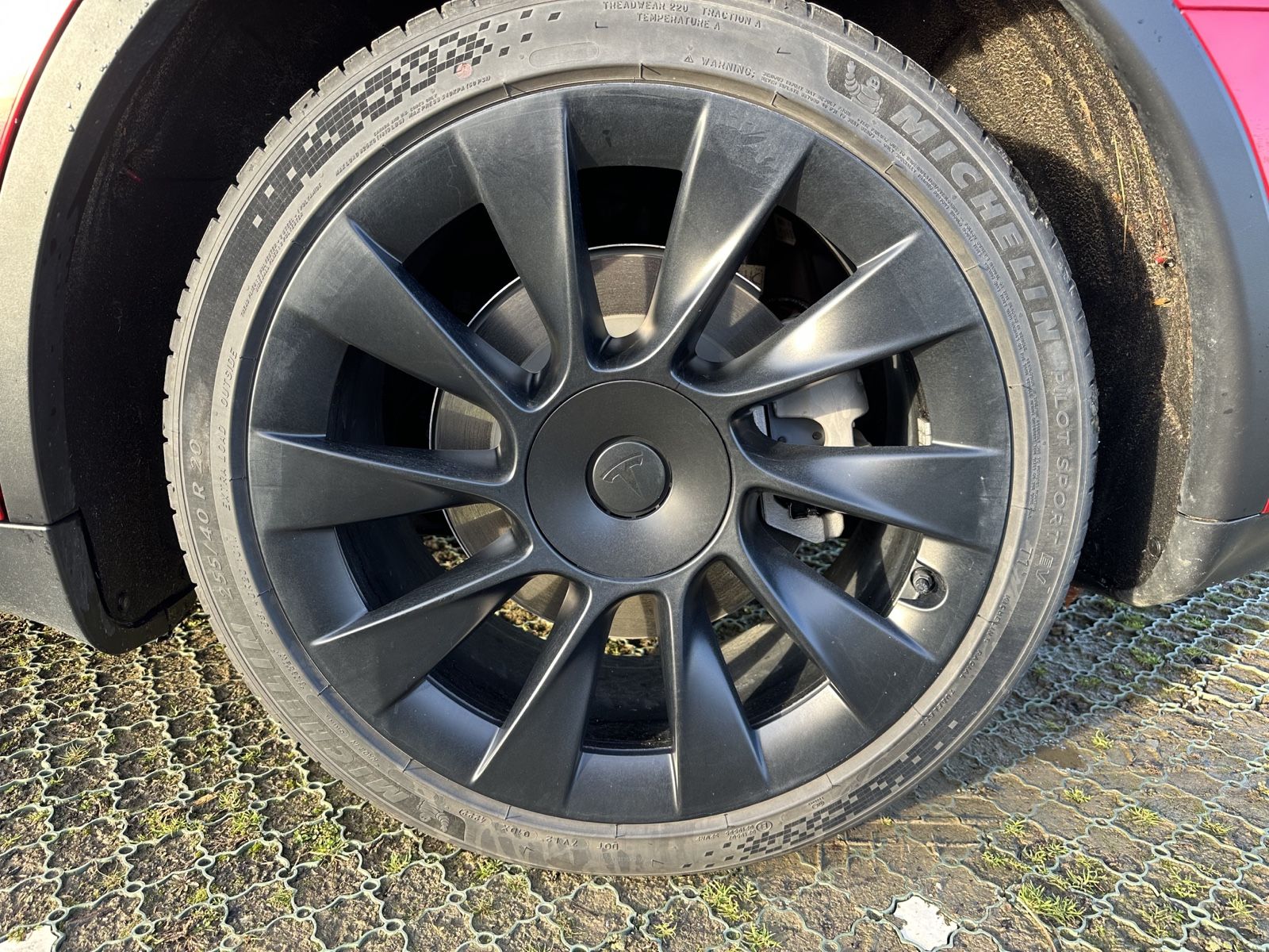 Tesla Model Y  RWD 20 Zoll  Red Multi-Coat foto 6