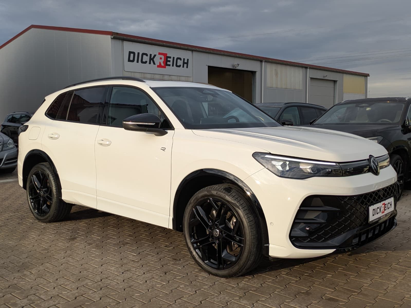 Fahrzeugabbildung Volkswagen Tiguan 2.0 TDI 4M R-Line PANO*H&K*AHK*MATRIX*20"