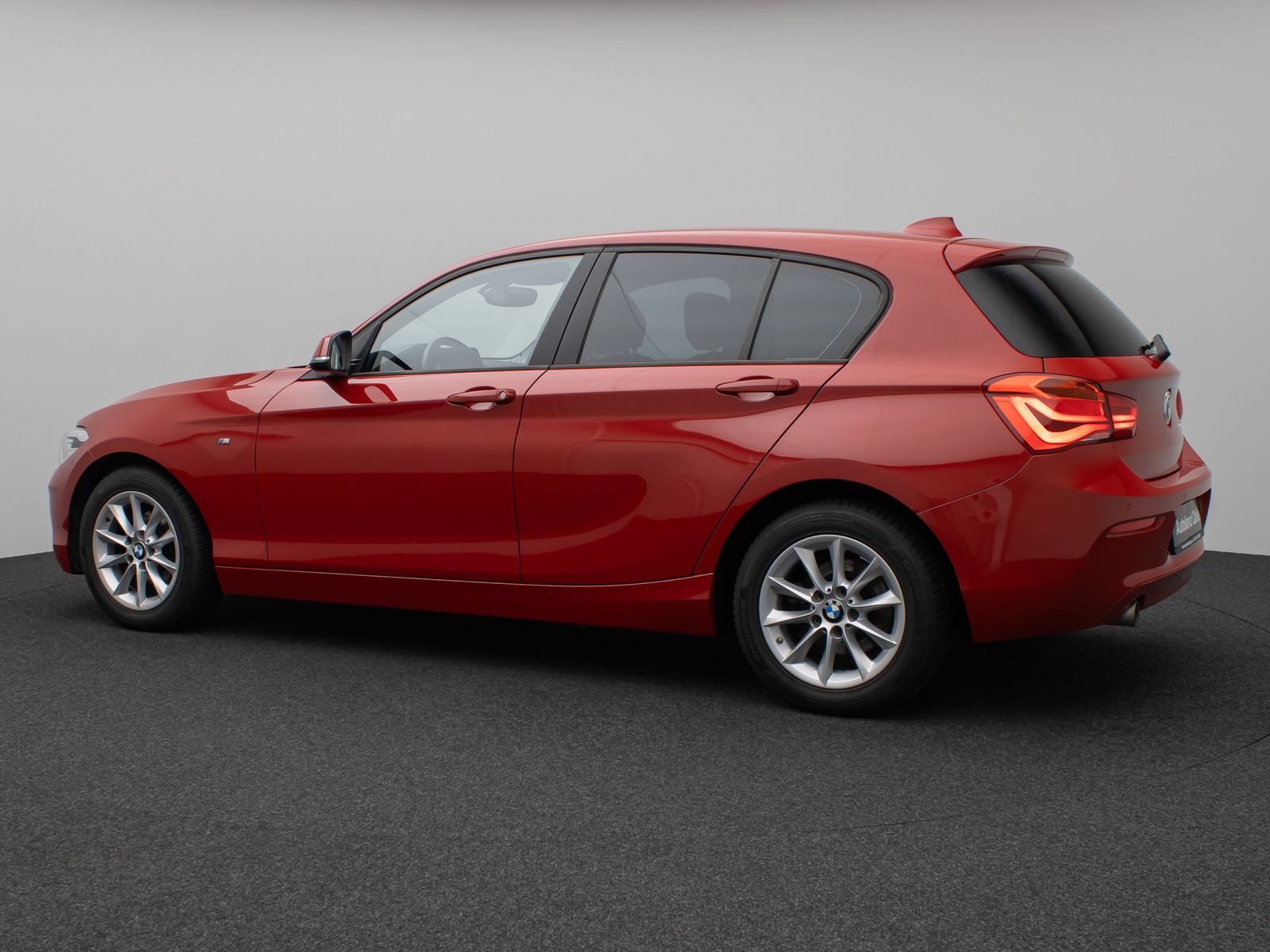 Fahrzeugabbildung BMW 118i Navi WLAN PDC Lordos LED Geschwindigkeitsr