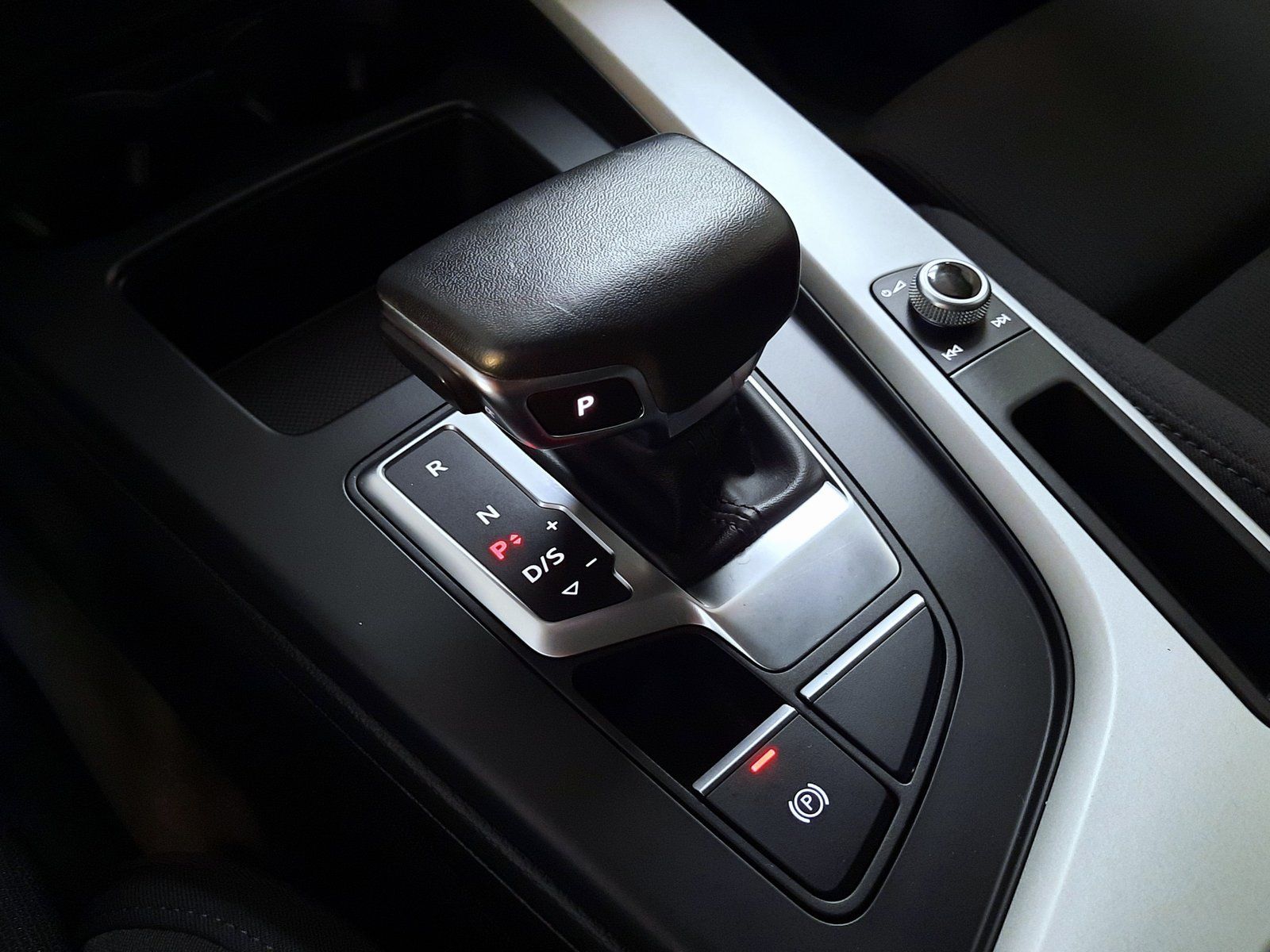Fahrzeugabbildung Audi A4 Avant 40 TFSI S-line S-tronic *Navi*PDC*LED*