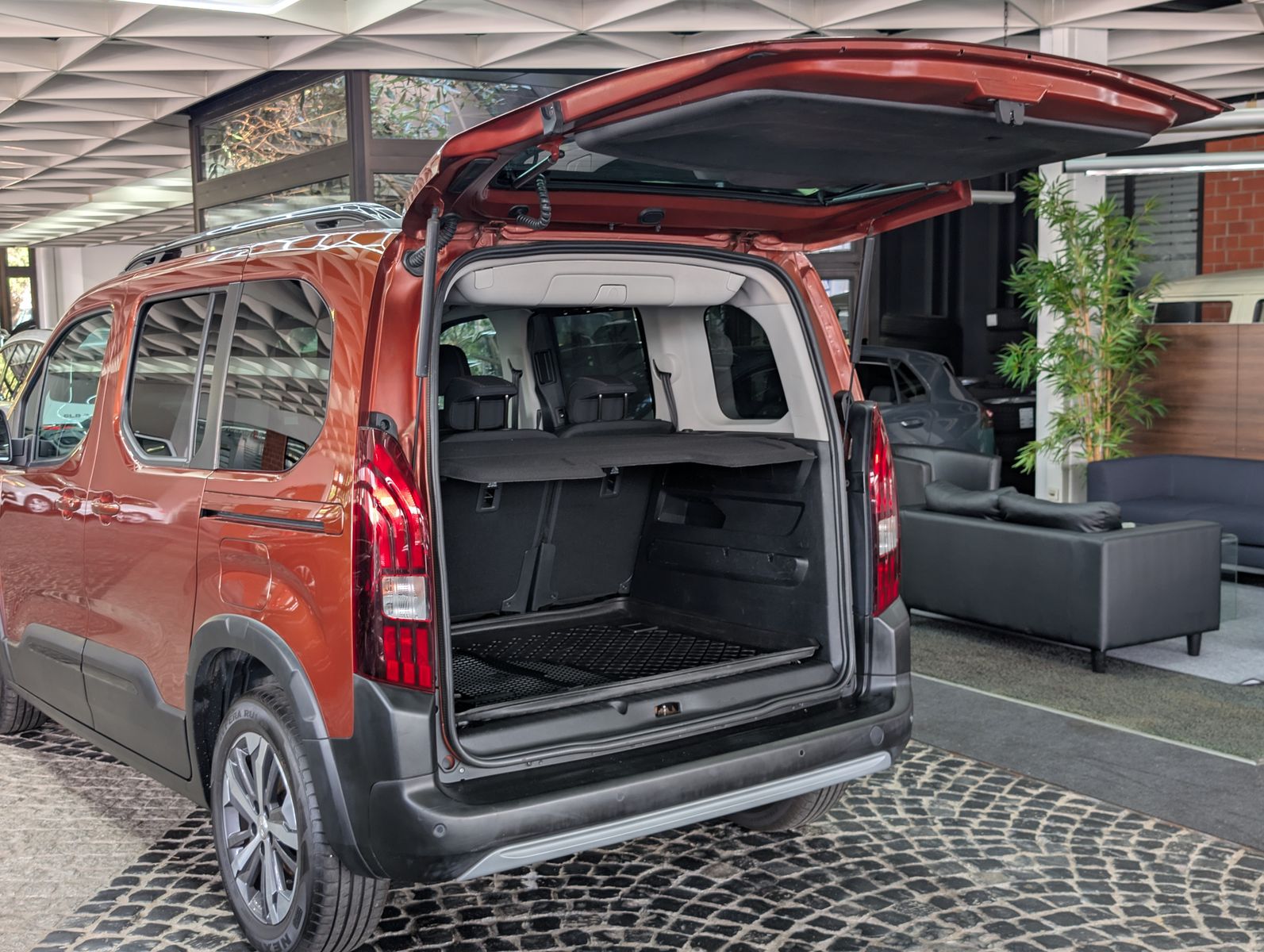 Fahrzeugabbildung Peugeot Rifter GT N1 L1 PANO XENON APP TEMP KAM ALU 17"