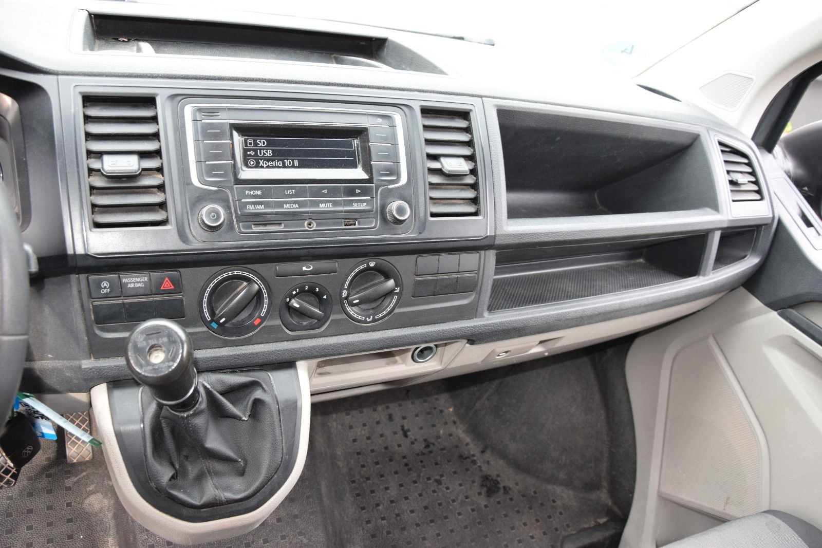 Fahrzeugabbildung Volkswagen T6 Transporter Kasten/Kombi Kasten FWD 1. Hand