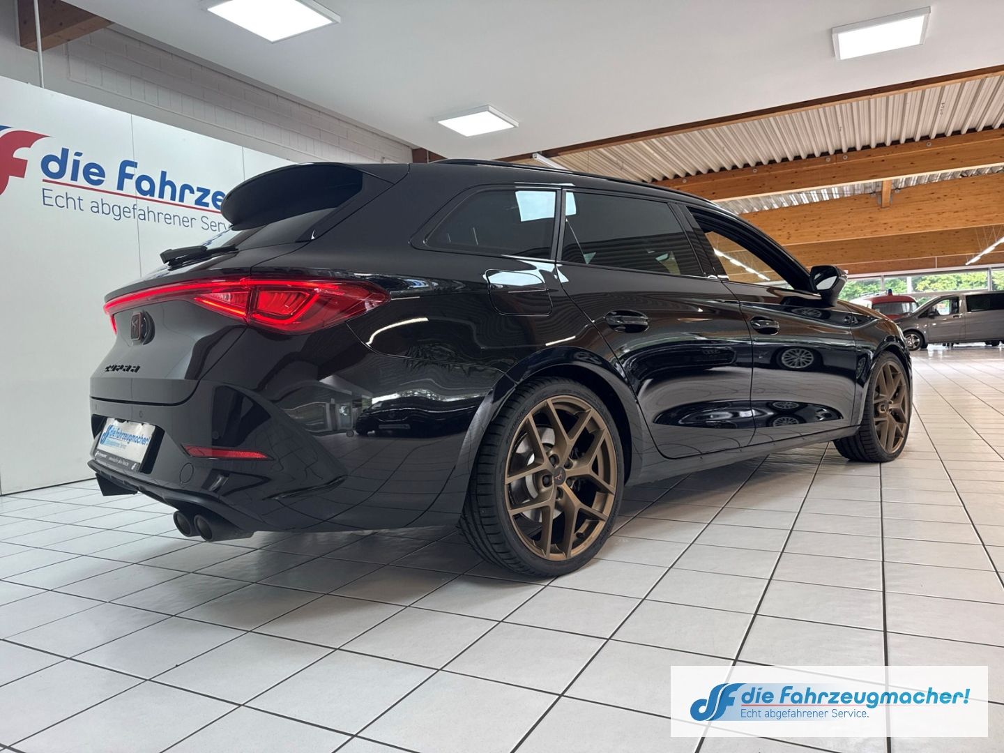 Fahrzeugabbildung SEAT Leon CUPRA Sportstourer VZ 4Drive 2.0 TSI LED Na