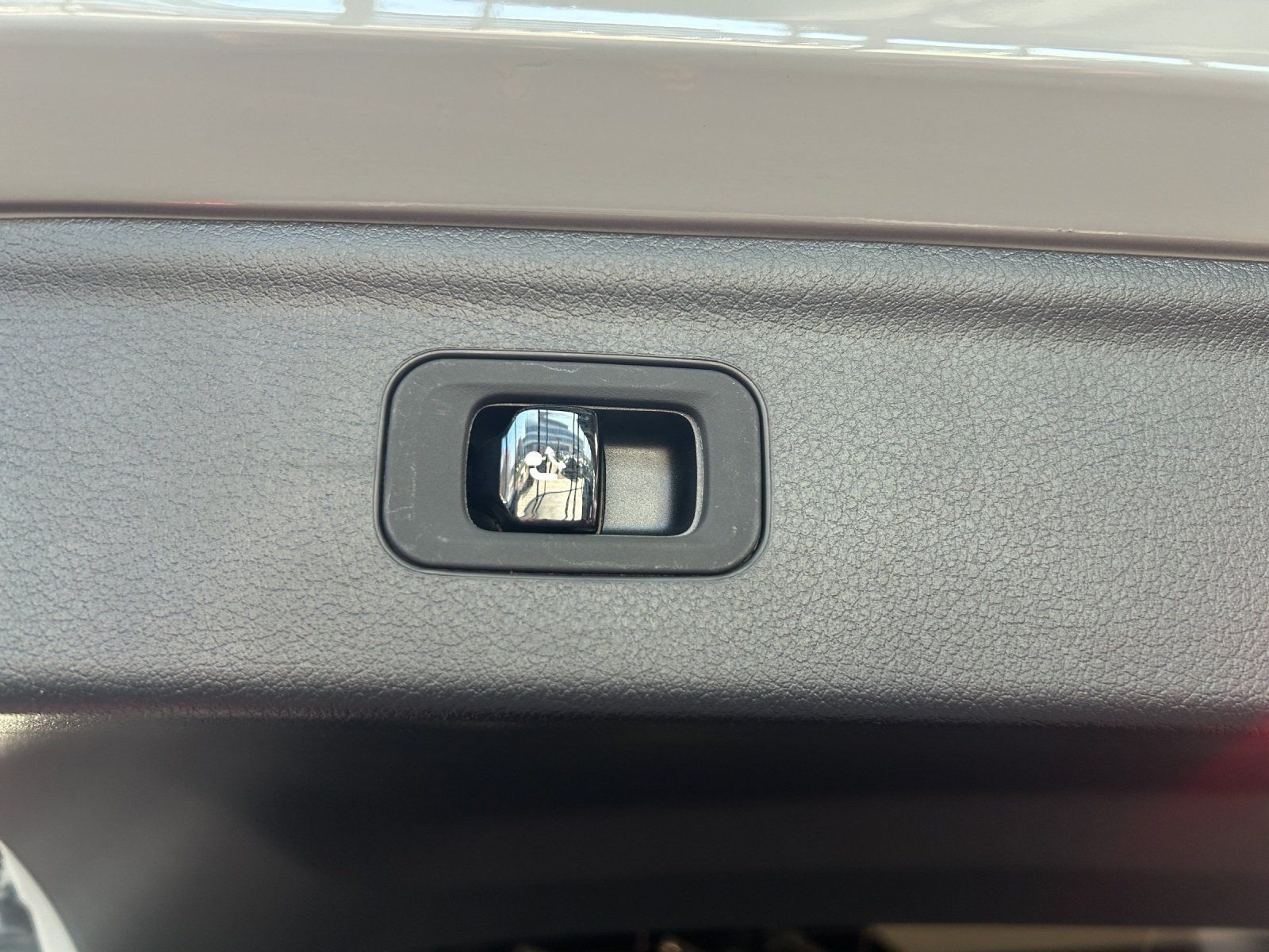 Fahrzeugabbildung Mercedes-Benz EQE43 SUV Premium+ AIRMATIC Carbon HAL Hyper AHK