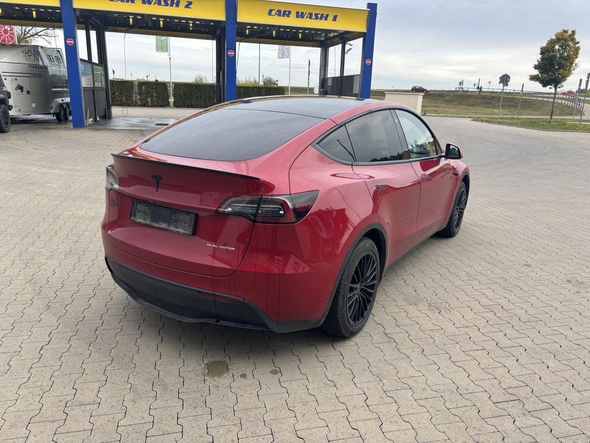 Tesla Model Y (Long Range 20Zoll/8-fach bereift/1.Hand)
