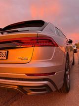Audi Q8 50 TDI*Quattro*LUFTF.*S-LINE*STHZ*AHK*B&O*SC* - silberne Audi Q8