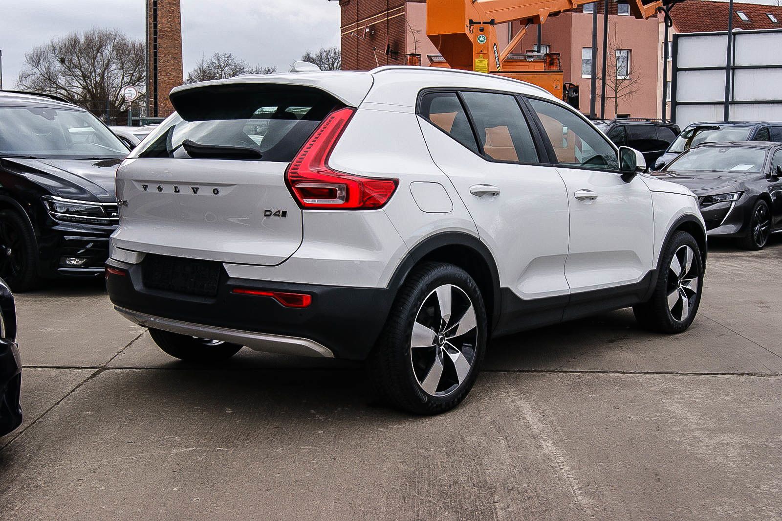 Fahrzeugabbildung Volvo XC40 D4 Momentum Pro AWD 4x4 LEDER ANHZV PRO-PAK