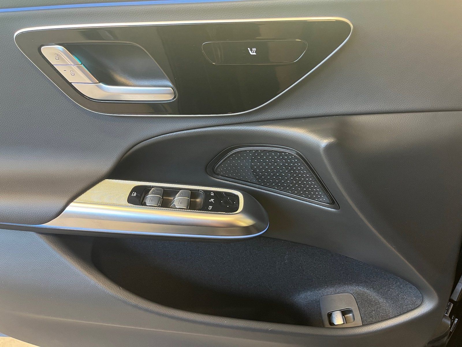 Fahrzeugabbildung Mercedes-Benz E 200 T Avantgarde*AHK*Kamera*Totwinkel*MBUX*LED