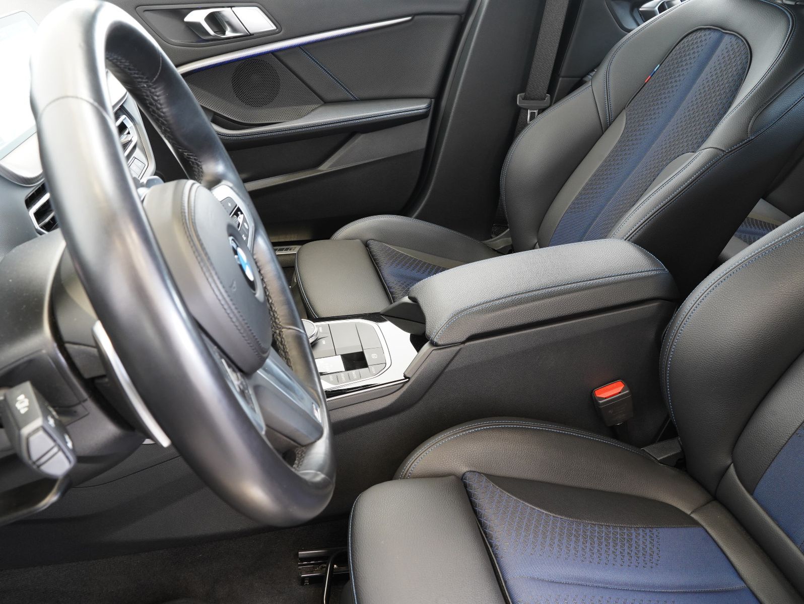 Fahrzeugabbildung BMW 120 i M SPORT SHADOW/HIFI/LIVE-COCKPIT/CARPLAY