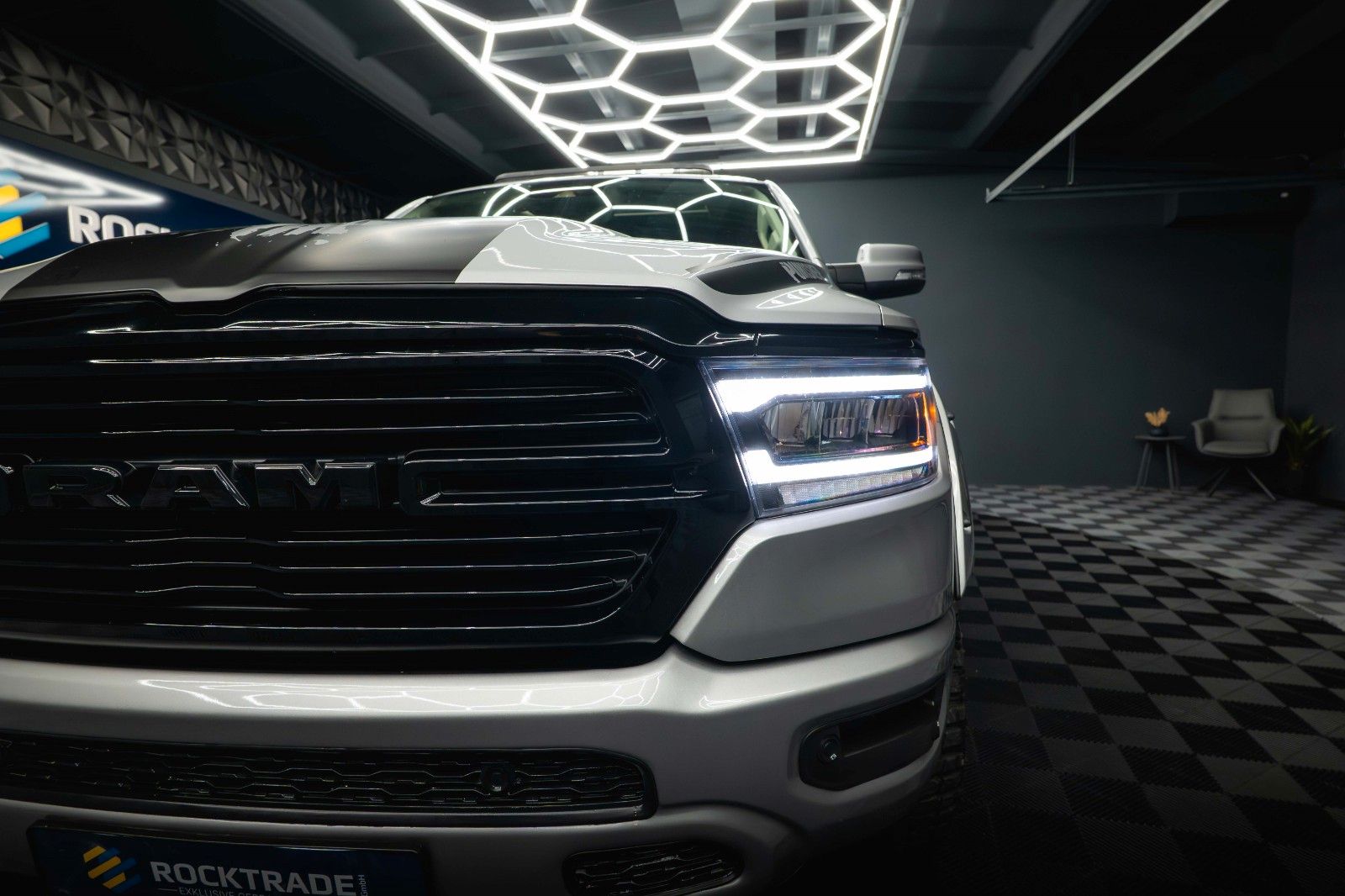 Fahrzeugabbildung Dodge RAM 5.7 V8 HEMI 4x4 LARAMIE PUNISHER *Pano*LED*