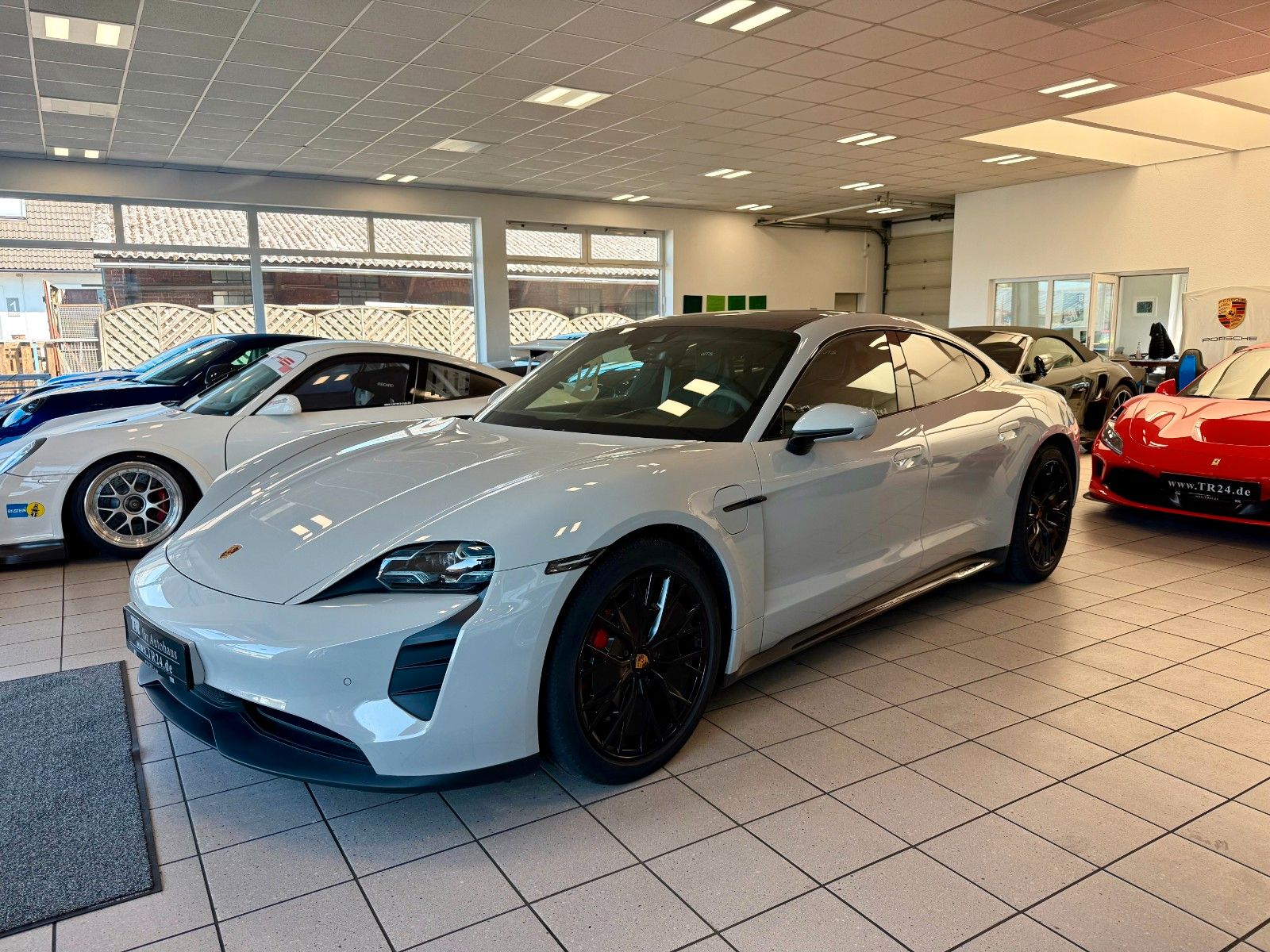 Fahrzeugabbildung Porsche Taycan GTS Panorama/HeadUP/Hinterachlenkung