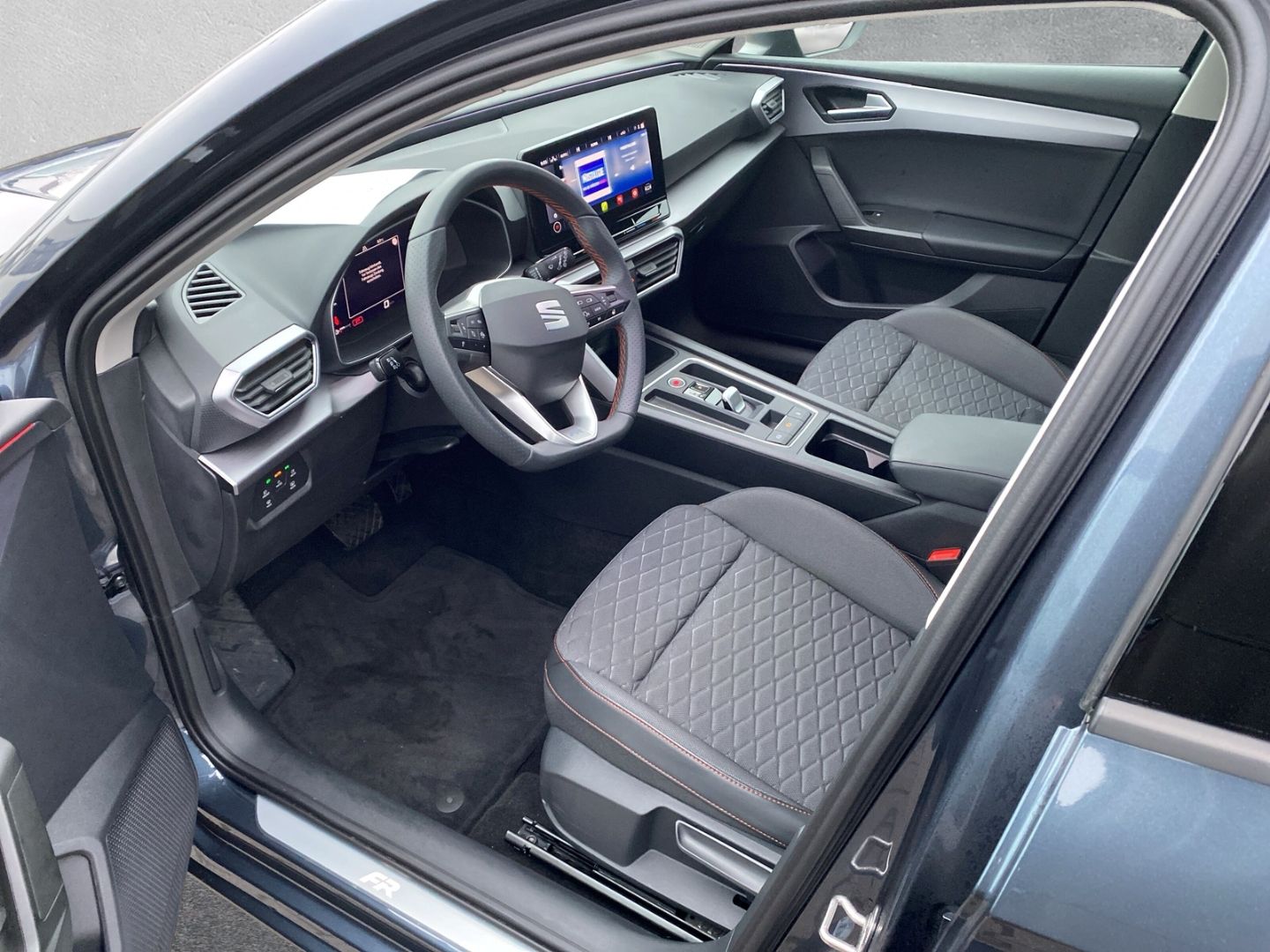 Fahrzeugabbildung SEAT Leon Sportstourer FR 2.0 TDI EU6d Navi digitales