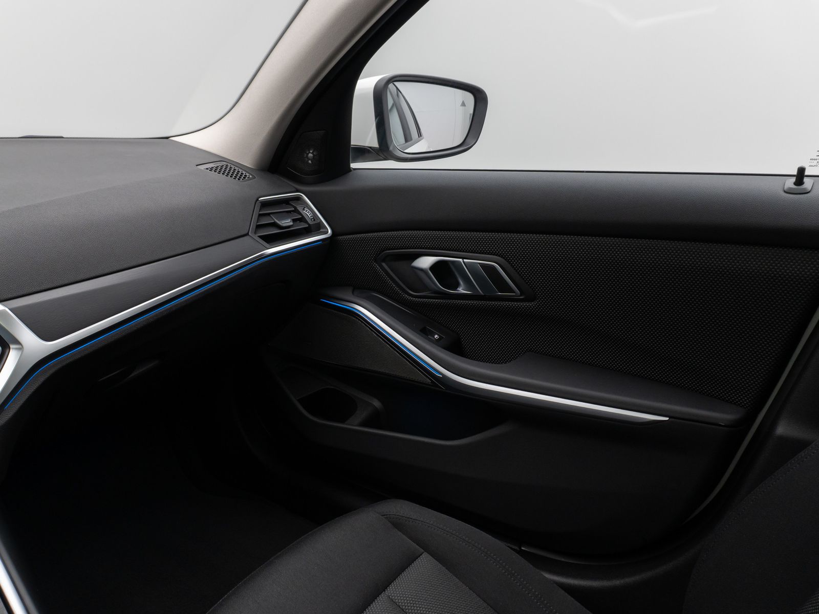 Fahrzeugabbildung BMW 330e Panorama Laser HUD DAB H/K Komfort Alarm