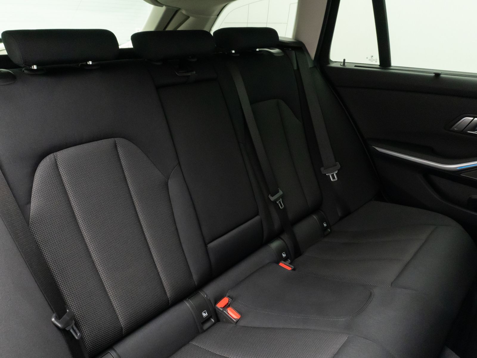 Fahrzeugabbildung BMW 330e Kamera HUD DAB H/K Stop&Go AHK Komfort LED