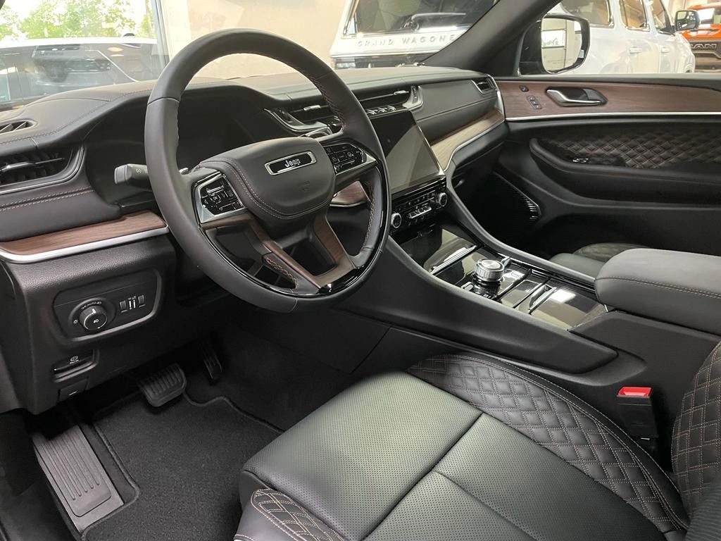 Fahrzeugabbildung Jeep JEEP GRAND CHEROKEE -L- SUMMIT  5.7L-V8