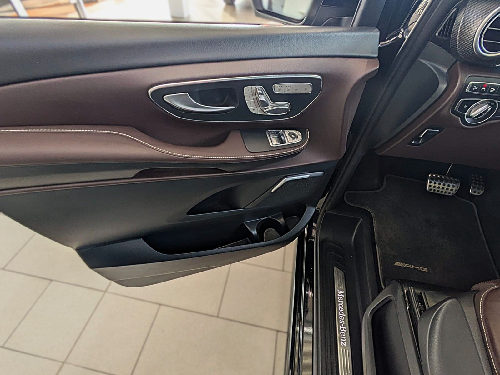 Fahrzeugabbildung Mercedes-Benz V 250d AMG 4M LANG 6 SITZE VIP SHUTTLE MEGAVOLL!
